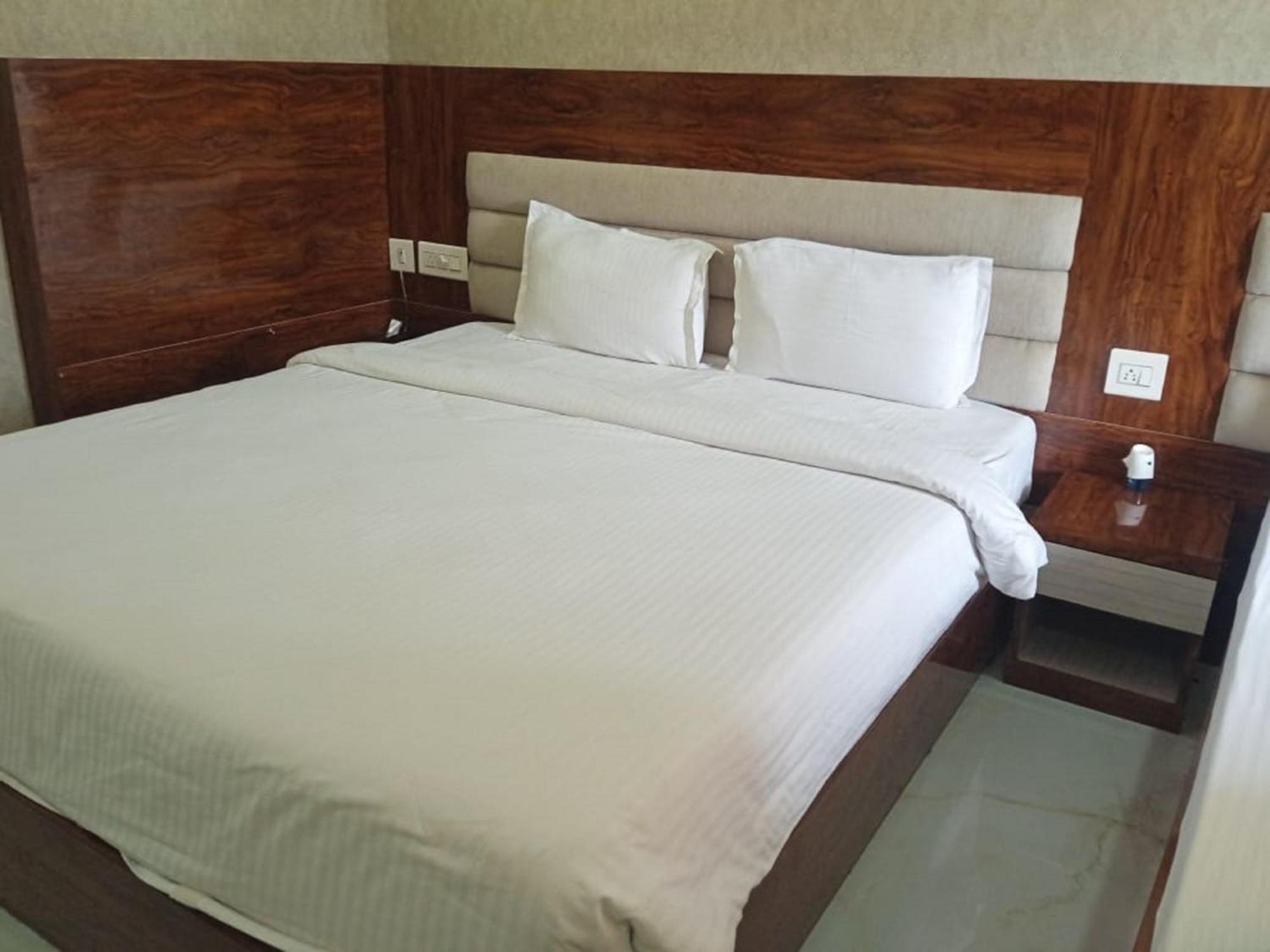 Hotel Sea Gold Puri Buitenkant foto